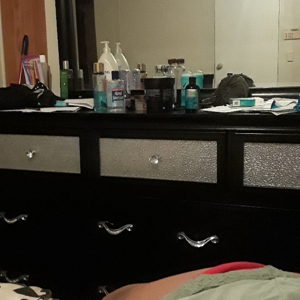 5pc new bedroom set queen.. rails included